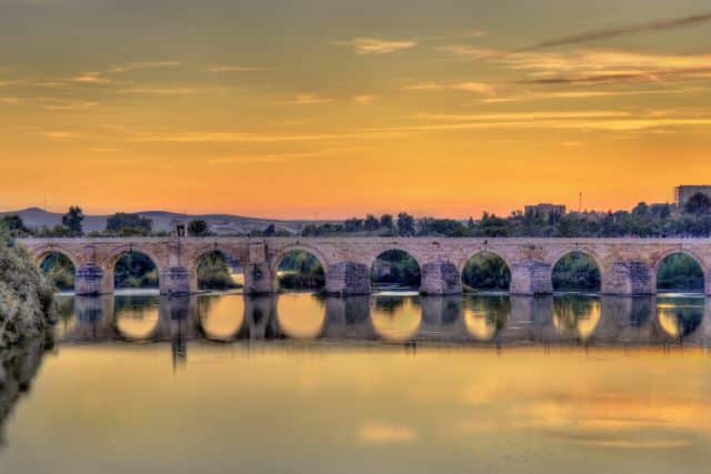 vistas del puente romano de Córdoba al atardecer