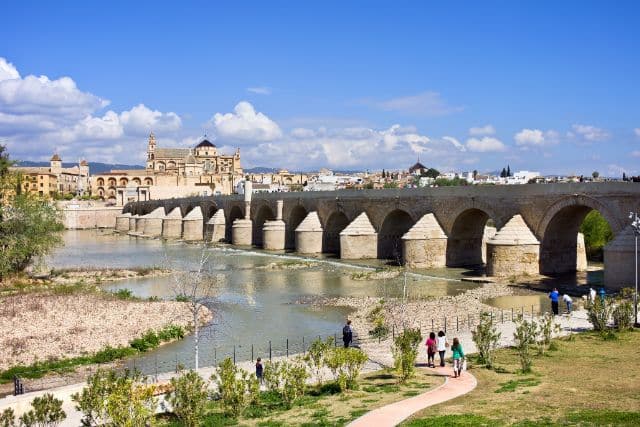 vistas del puente romano y la mezquita desde el lado sur del río