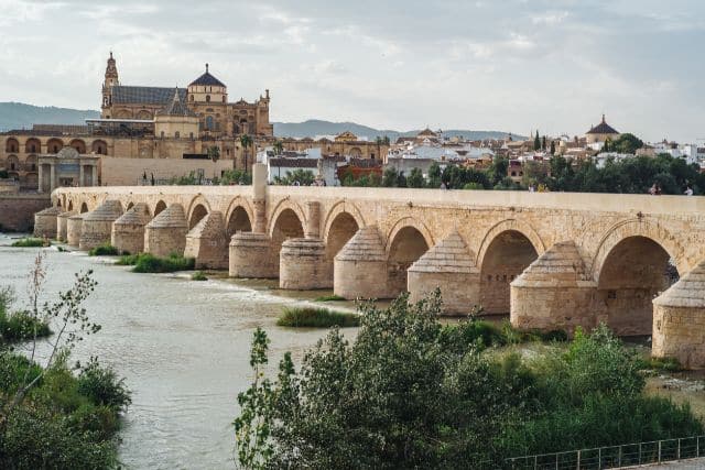 Vistas del Puente Romano y de la Mezquita Catedral de Córdoba