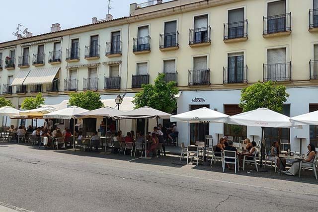 entrada y terraza del restaurante Bodegas Mezquita Ribera