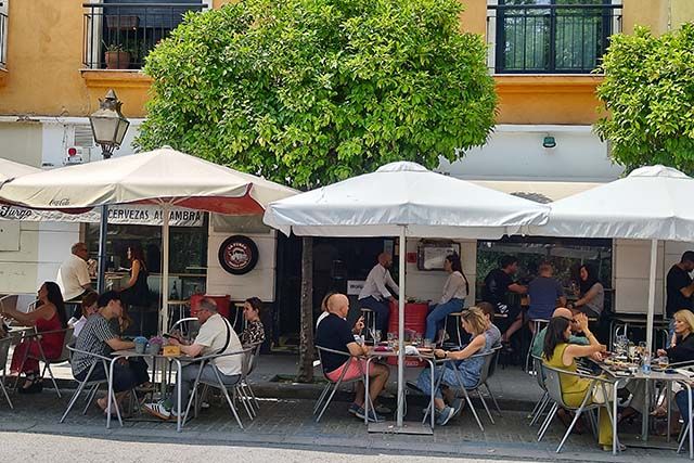 entrada y terraza del restaurante La Furgo de Córdoba