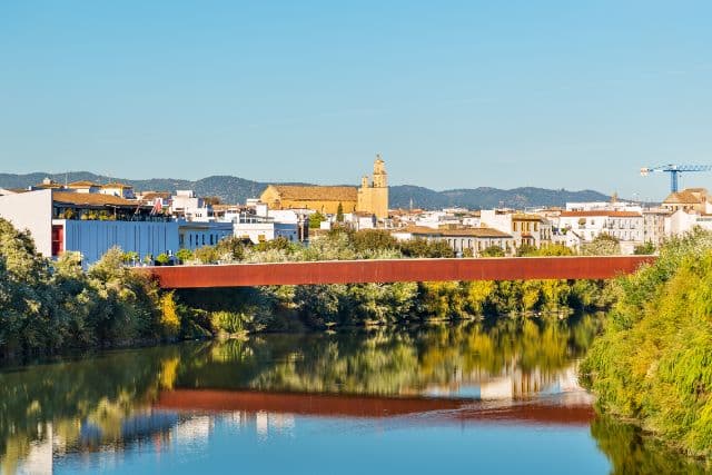 vistas del puente de Miraflores, el río Guadalquivir y el paseo de la Ribera en Córdoba