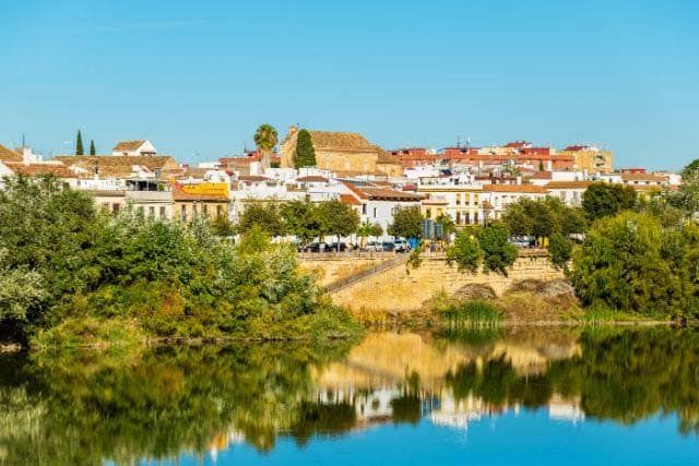 vistas del paseo de la Ribera y el río Guadalquivir en Córdoba