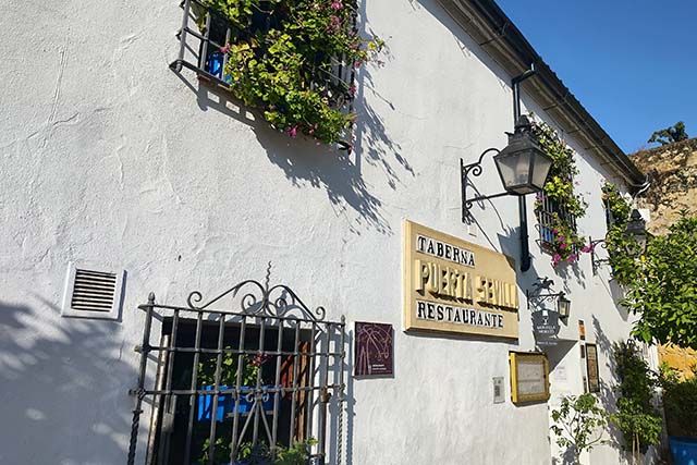 Fachada del restaurante Puerta Sevilla en Córdoba
