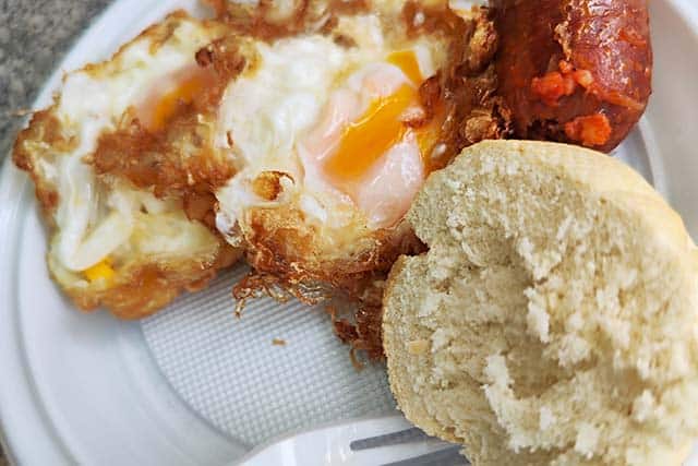 huevos fritos con chorizo de "La Huevá"