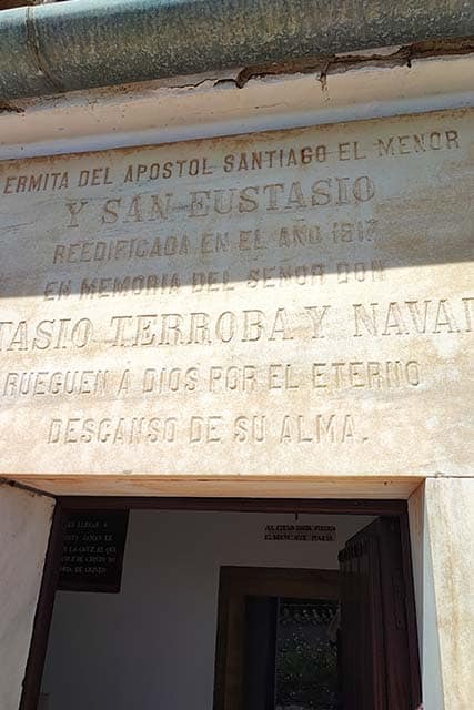 Entrada a una de las ermitas
