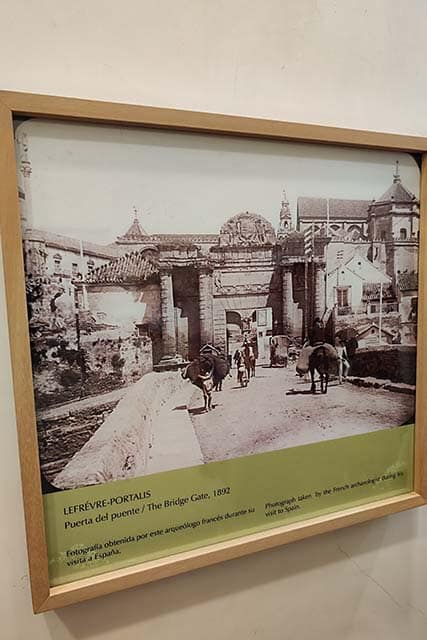 cuadro antiguo de la Puerta del Puente en el interior de la misma