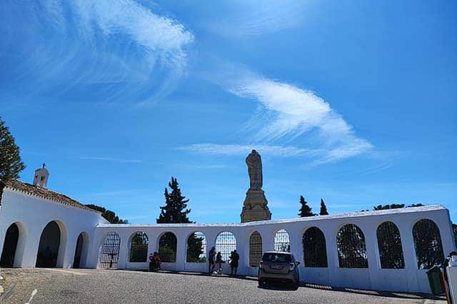 entrada y zona de aparcamiento en Las Ermitas de Córdoba