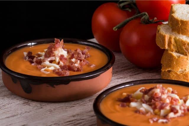 auténtico salmorejo cordobés con jamón y huevo