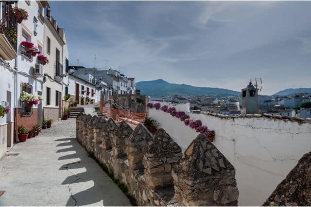 camino y parte de la muralla en el barrio de La Villa de Cabra
