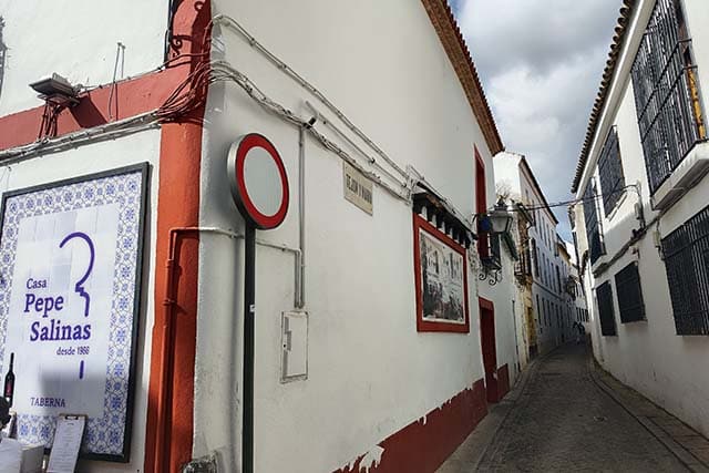 Entrada de la taberna Casa Pepe Salinas en Córdoba