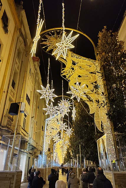 espectáculo de luces LED y música en la calle Cruz Conde de Córdoba