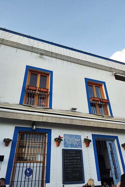 Fachada del restaurante Taberna del Río en Córdoba