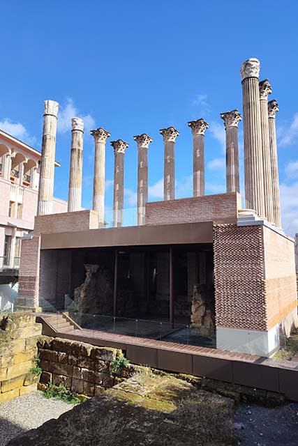 parte baja del templo romano de Córdoba (debajo de las columnas)