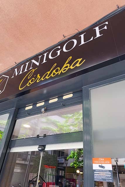 Entrada al Minigolf en el centro de Córdoba